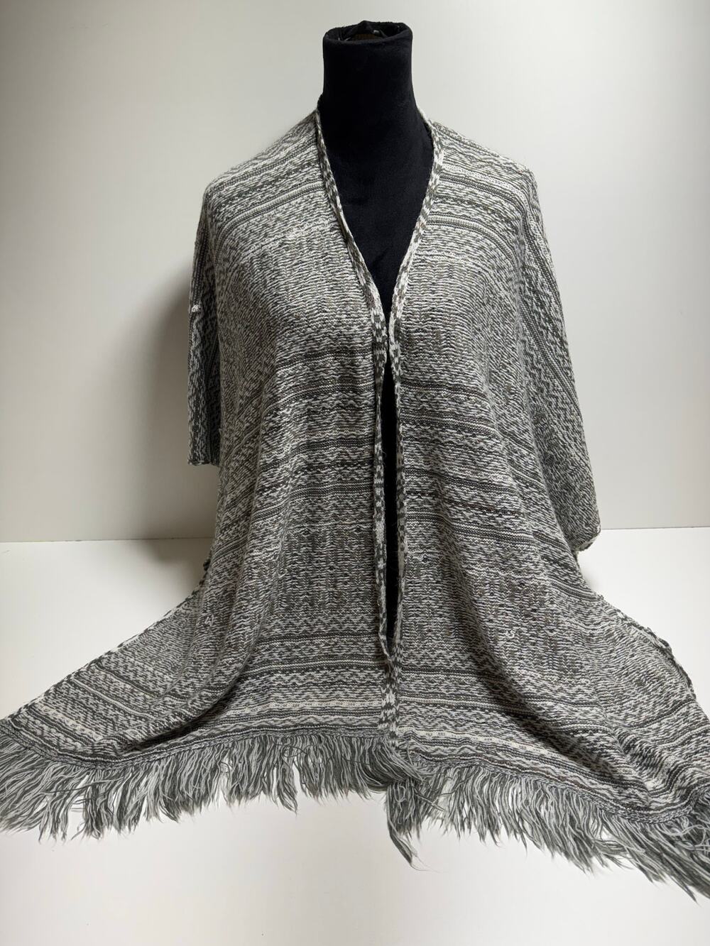 Knox Rose Gray White Southwestern Aztec Open Shawl Cape Cardigan Sweater Sz L